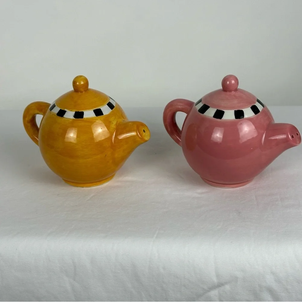Tea pot salt and pepper shakers vintage